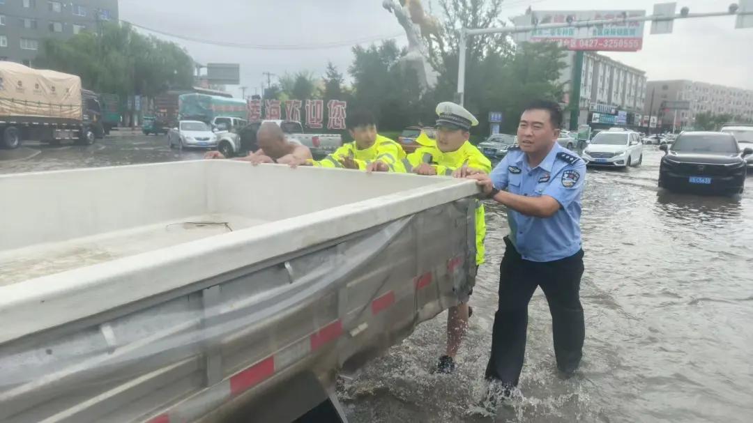 锦州交警暴雨出行安全提示_锦州天气_步行安全注意事项