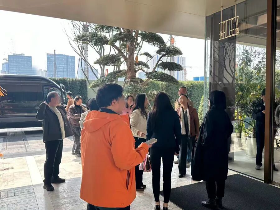 上海售楼处意外一幕！不少人从迪拜赶来“打新”，看的都是5000万起步的房子：受国际局势影响想回国置业生活